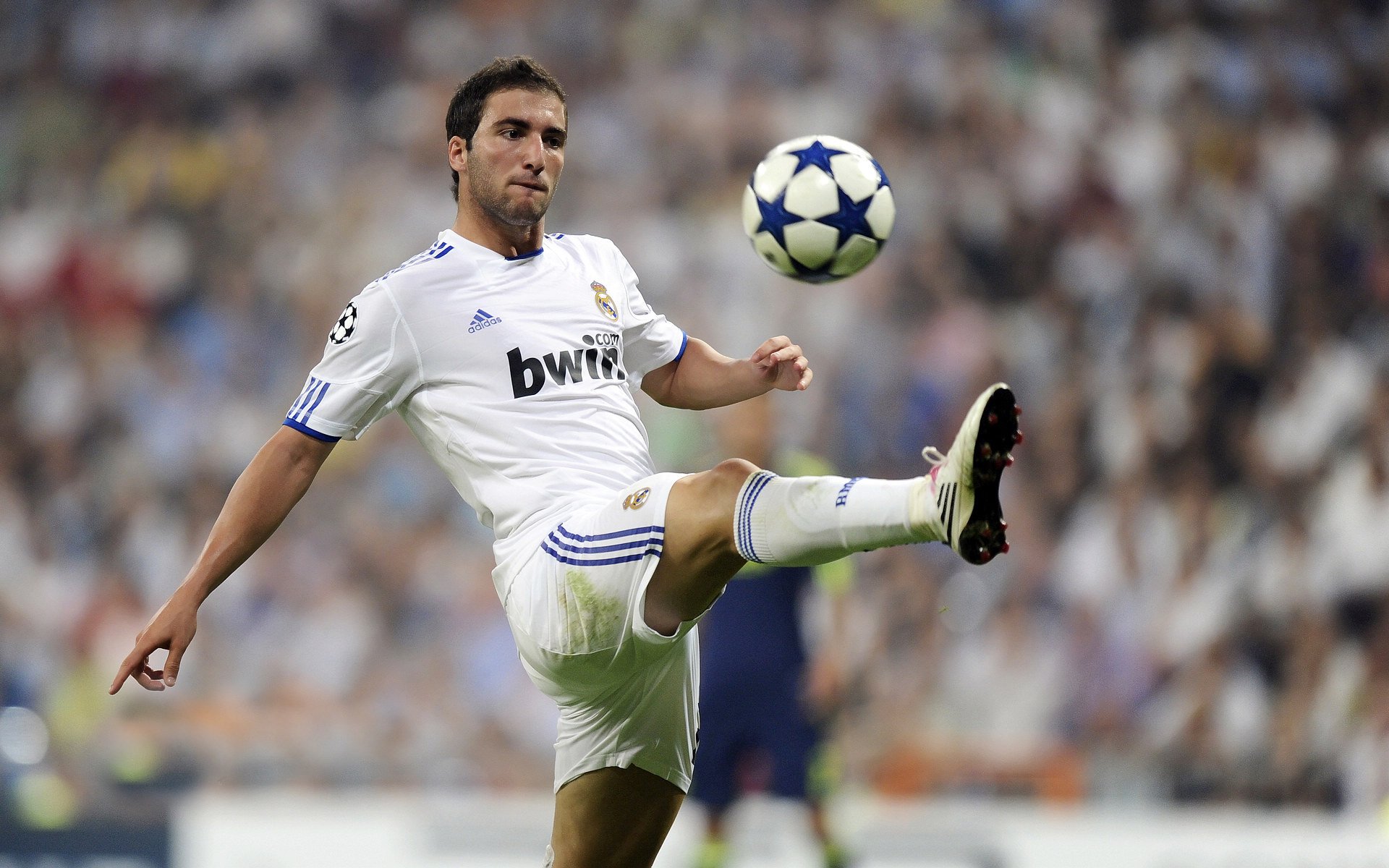 赛道上的绝对统治，F1街道赛之夜，基耶萨的对手为何完全无解？