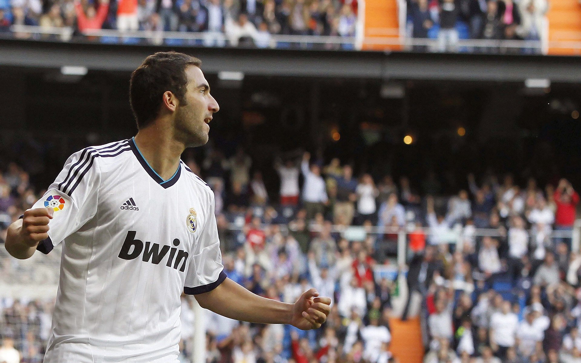 当足球撞上F1，加纳终结奥地利，李刚仁在巴林赛道接管比赛